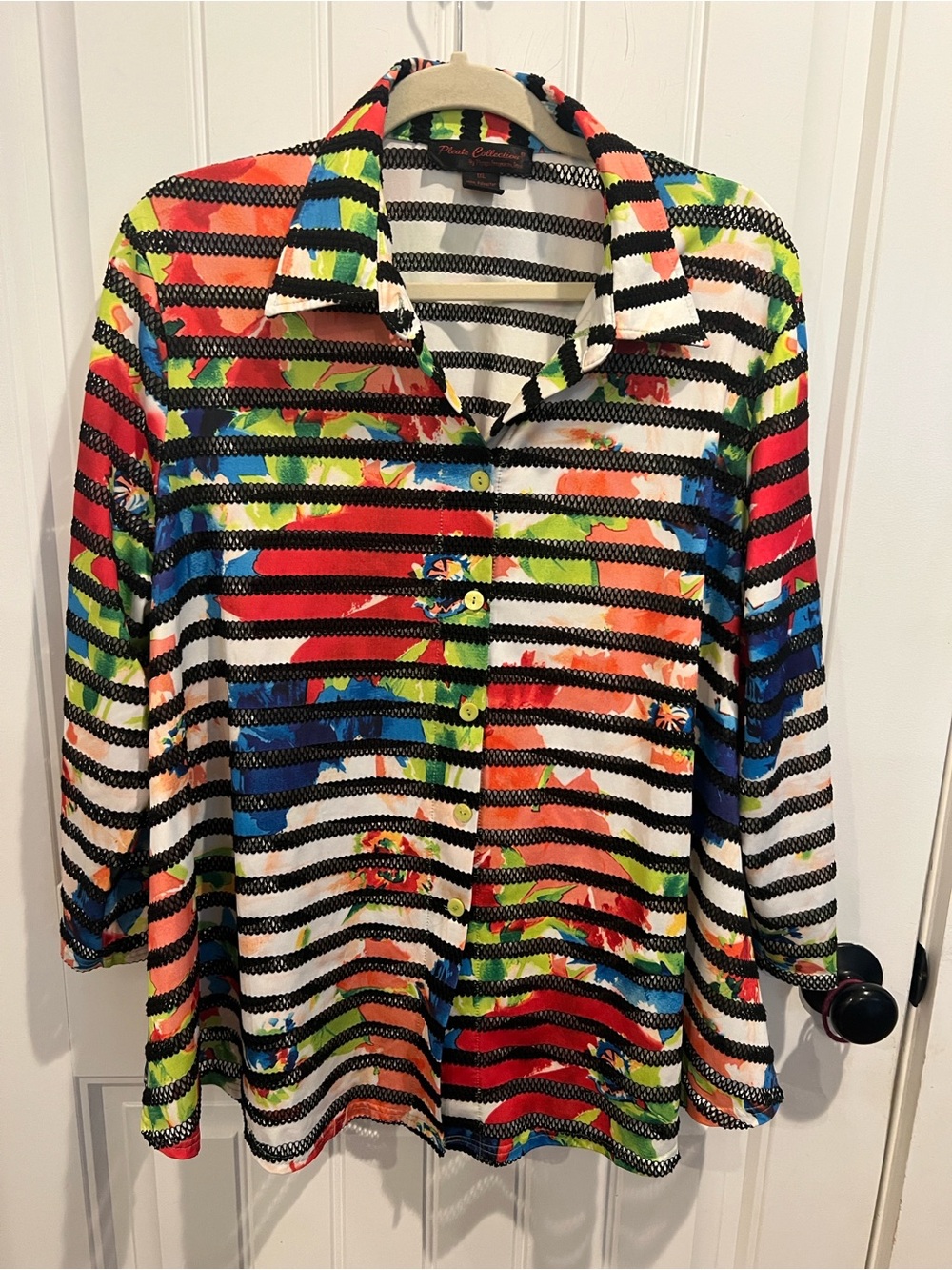 Pleats Collection Colorful Abstract Stripe Blouse 1XL Button front swing top